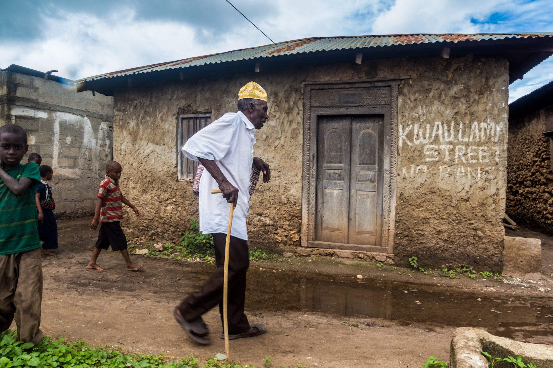 Image of the poet Haji Gora Haji walking outside in Tumbatu.