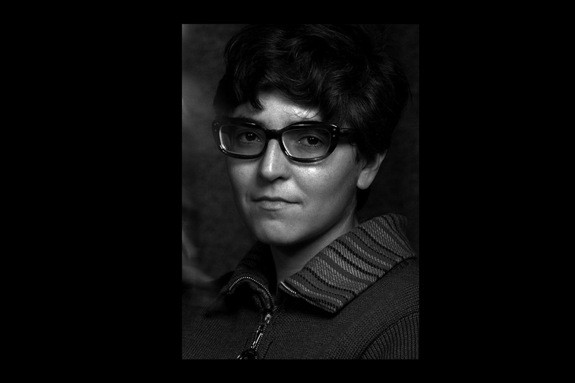 Black-and-white portrait of Susana Thenon.