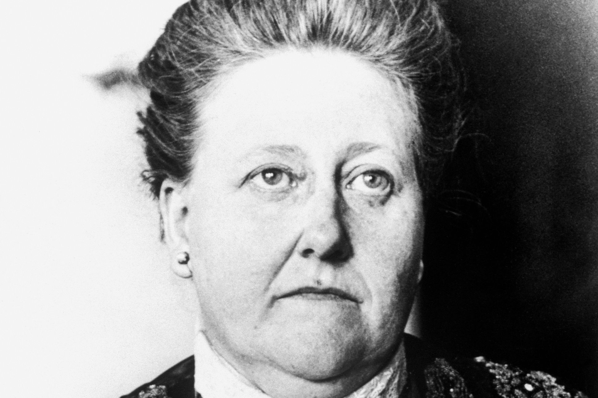 Portrait of poet Amy Lowell, black and white.