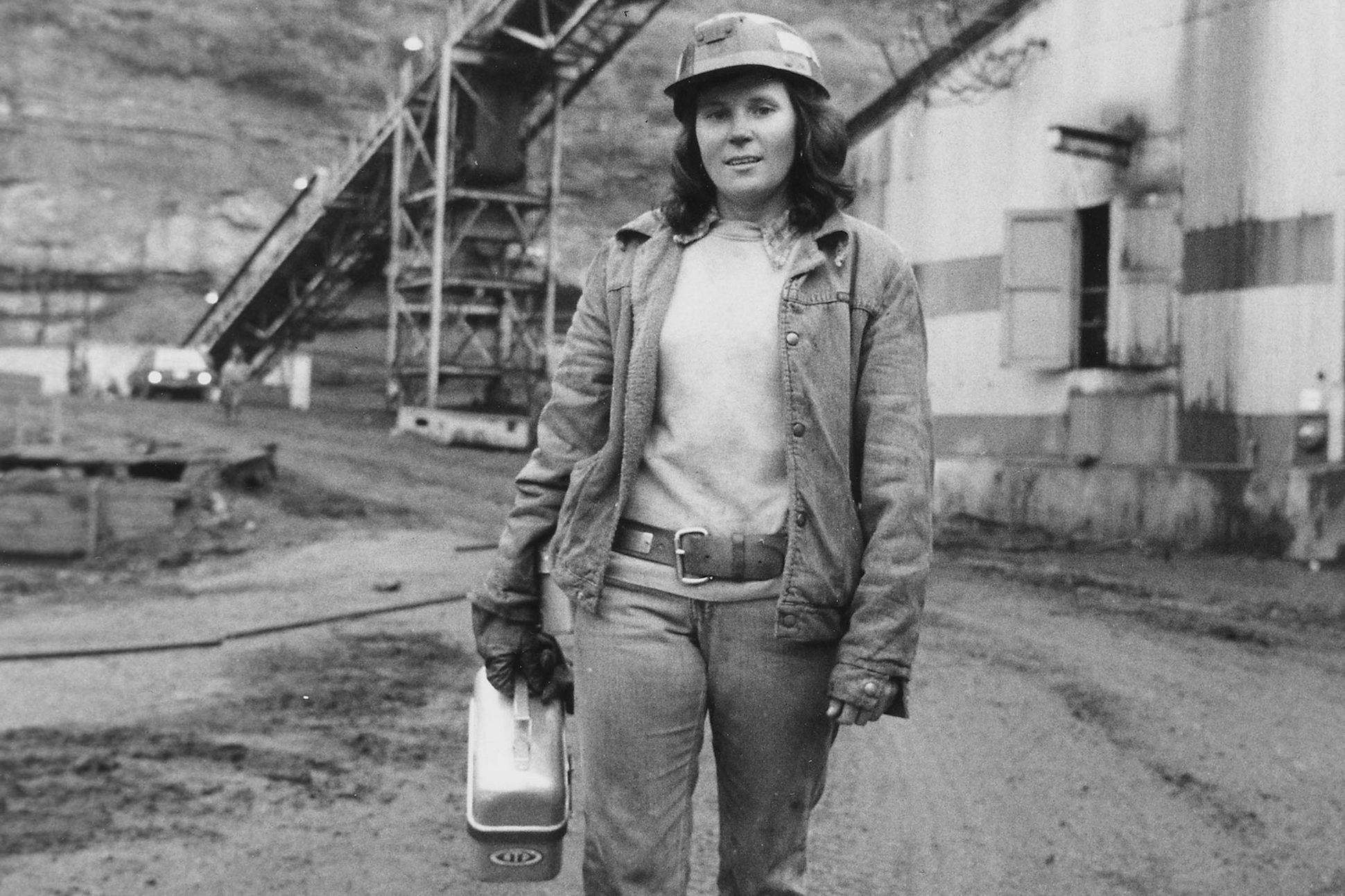 Photo of a roofer with lunchbox.
