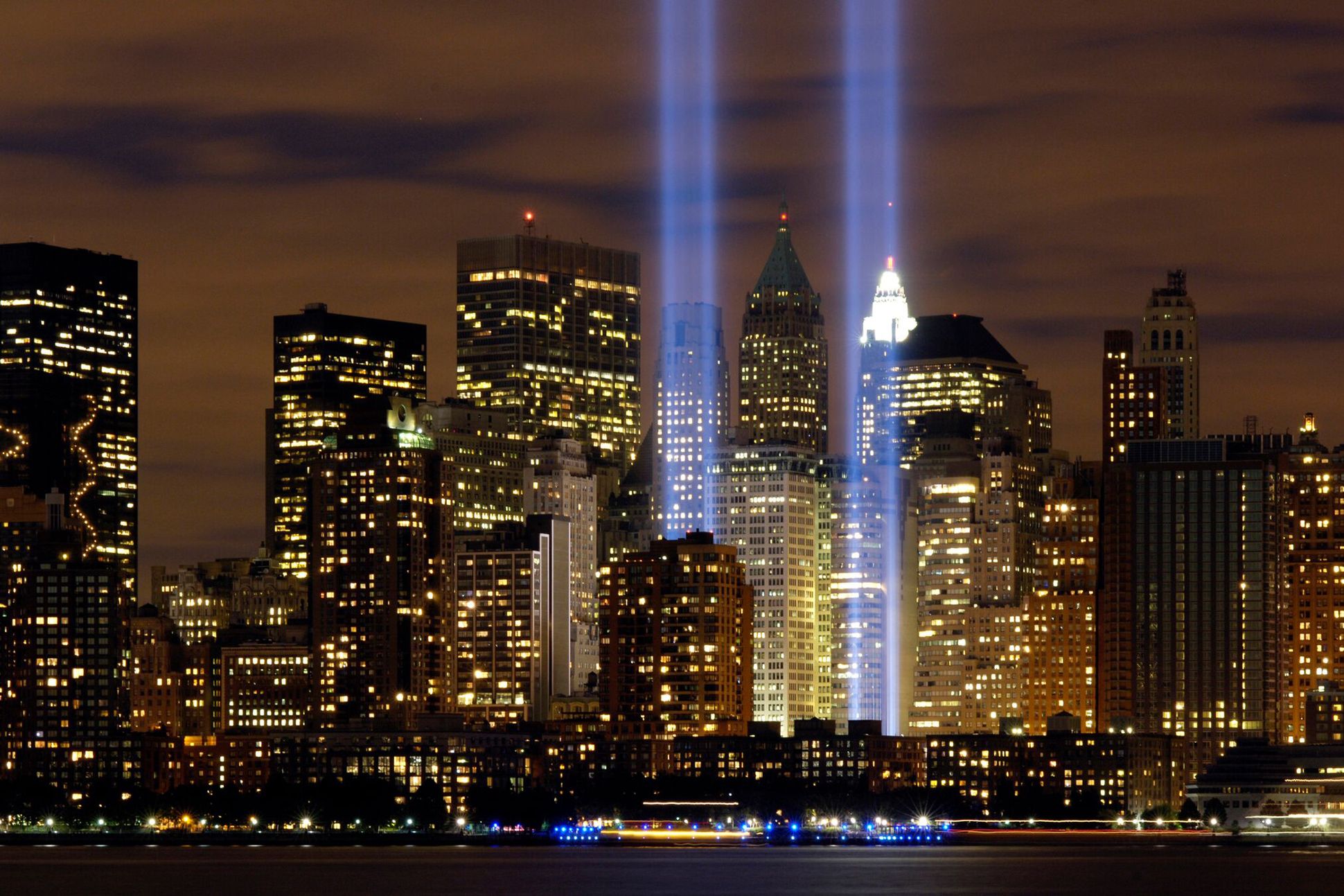 Image of two beams of light emitting from the former location of the Twin Towers.